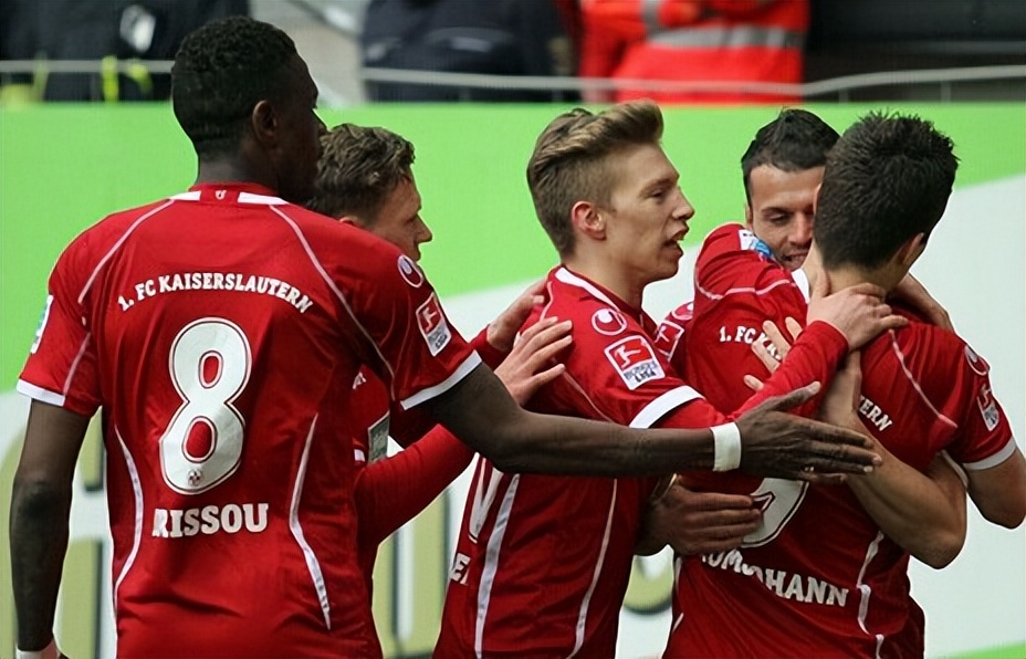 德累斯顿球员奋勇拼搏，冲刺终胜